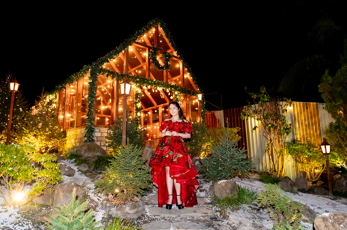 Victoria Nguyễn tranh thủ vừa chạy show vừa check-in tại tọa độ Giáng sinh hot nhất TPHCM