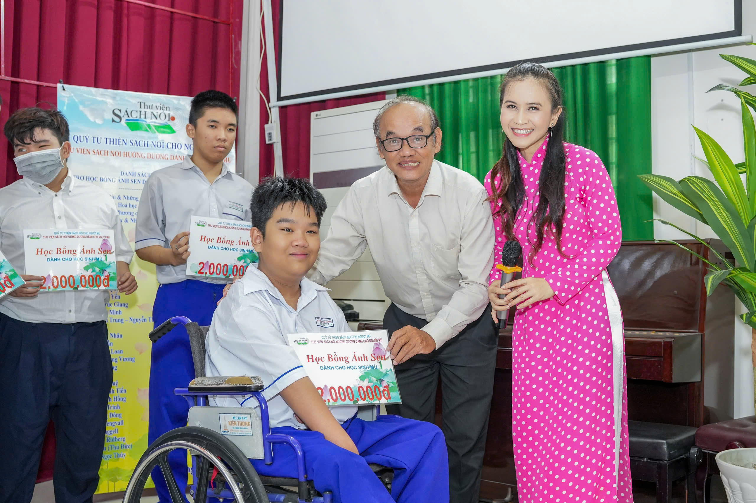 Niềm hy vọng mới từ học bổng Ánh Sen dành cho học sinh khiếm thị