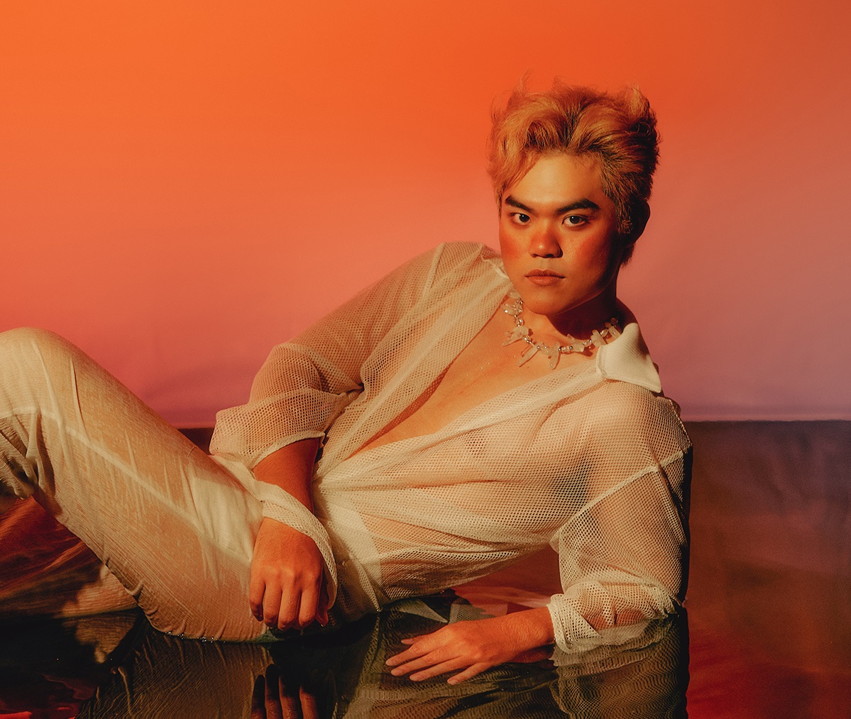 Diễn viên Quang Anh tung bộ ảnh mới đầy ấn tượng đón tuổi mới