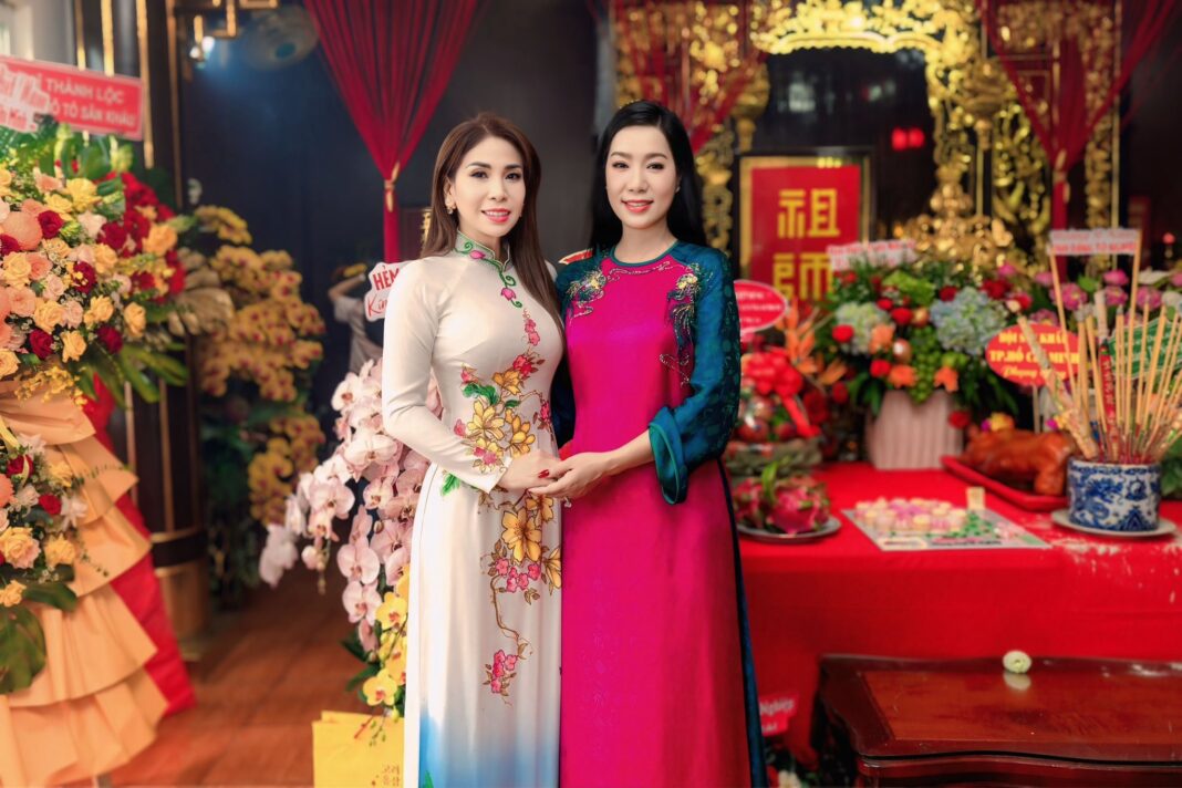 Diễn viên – Ca sĩ Lý Hương giữ lửa nghề, trọn vẹn lòng với Tổ nghiệp