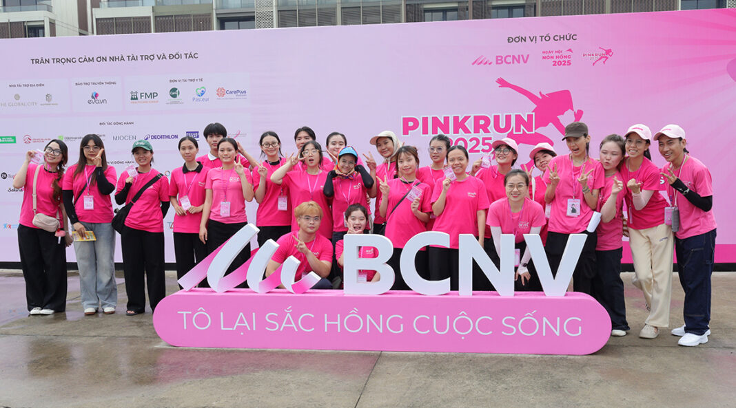 Nhiều Tình nguyện viên sẵn sàng có mặt để hỗ trợ chương trình Ngày Hội Nón Hồng được diễn ra tốt đẹp