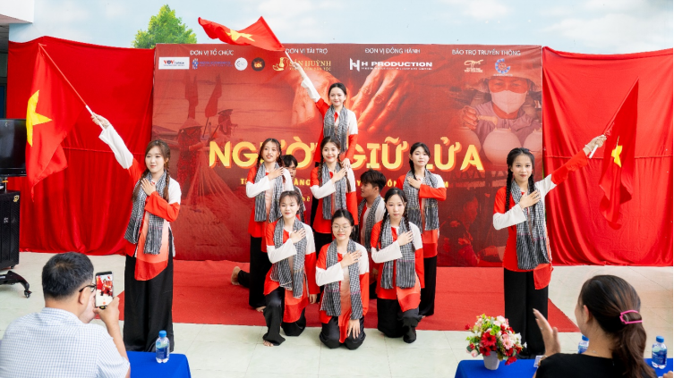 Sinh viên Cao đẳng Phát thanh – Truyền hình II: Thắp sáng “ngọn lửa văn hóa” qua dự án ảnh “Người Giữ Lửa”