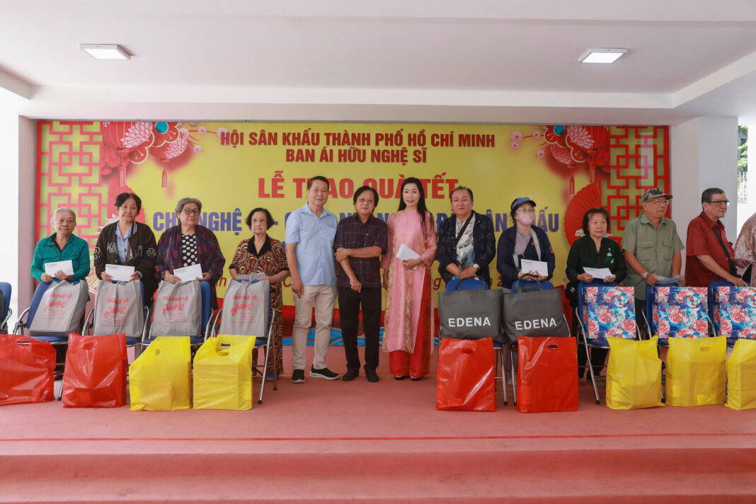 NSND Trịnh Kim Chi tặng quà cho nghệ sĩ nghèo và đội ngũ công nhân hậu đài