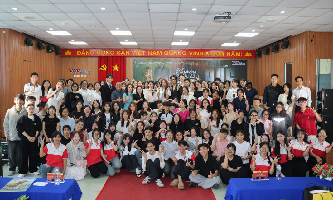 Sinh viên VOV College hào hứng giao lưu cùng ê kíp làm phim “BUS: Chuyến xe một chiều” của đạo diễn Luk Vân