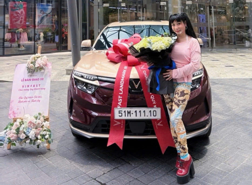 Nghệ sĩ Uyên Thảo lan tỏa giá trị công nghệ Việt với lựa chọn xe điện VinFast