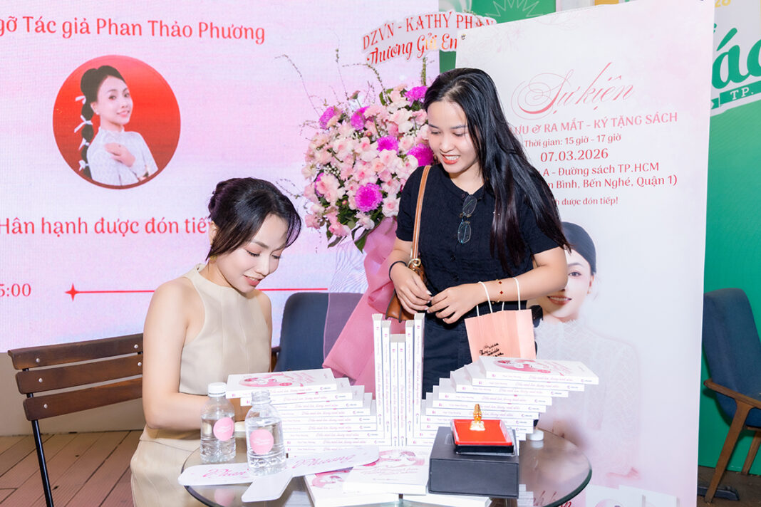 Phan Thảo Phương ra mắt sách “Hiểu mình hơn, thương mình nhiều”