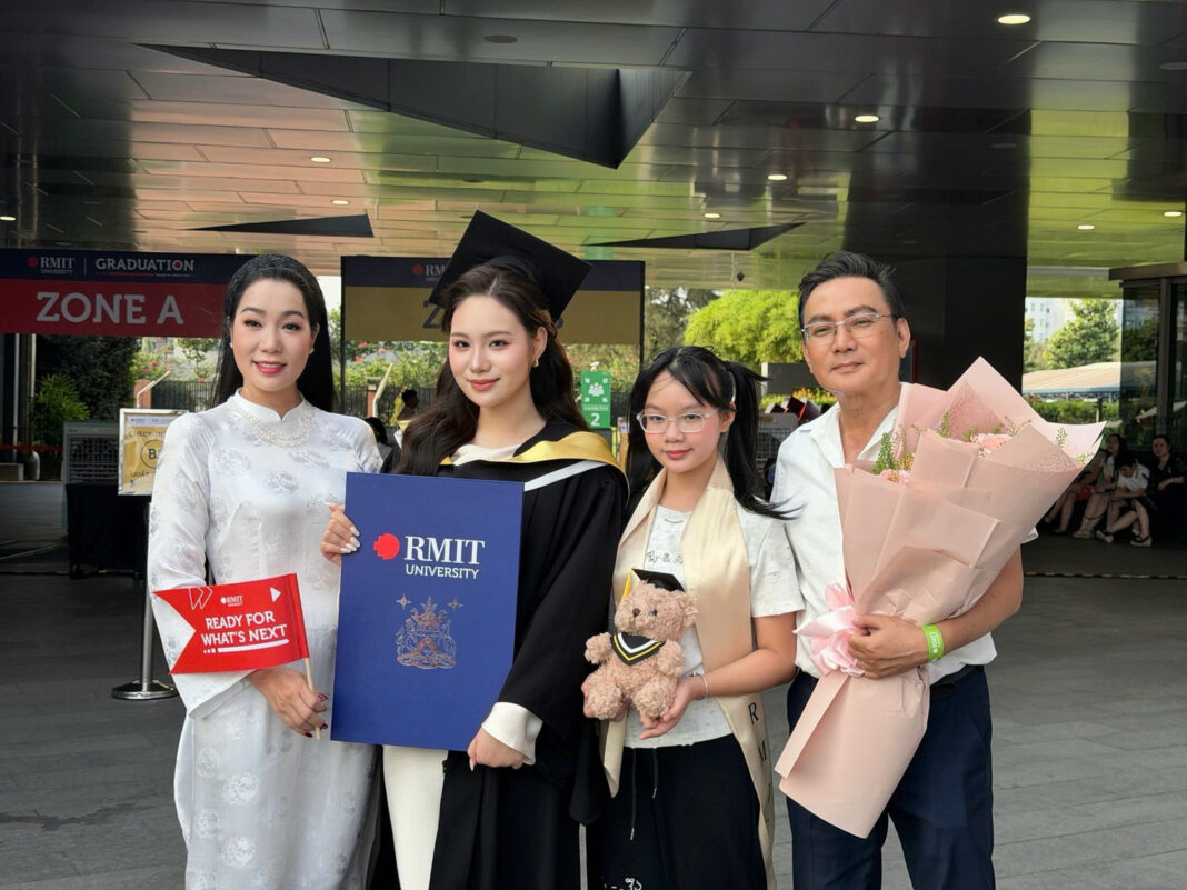 Võ Trịnh Khánh Ngân – con gái NSND Trịnh Kim Chi nhận bằng Tốt nghiệp ngành Hàng không