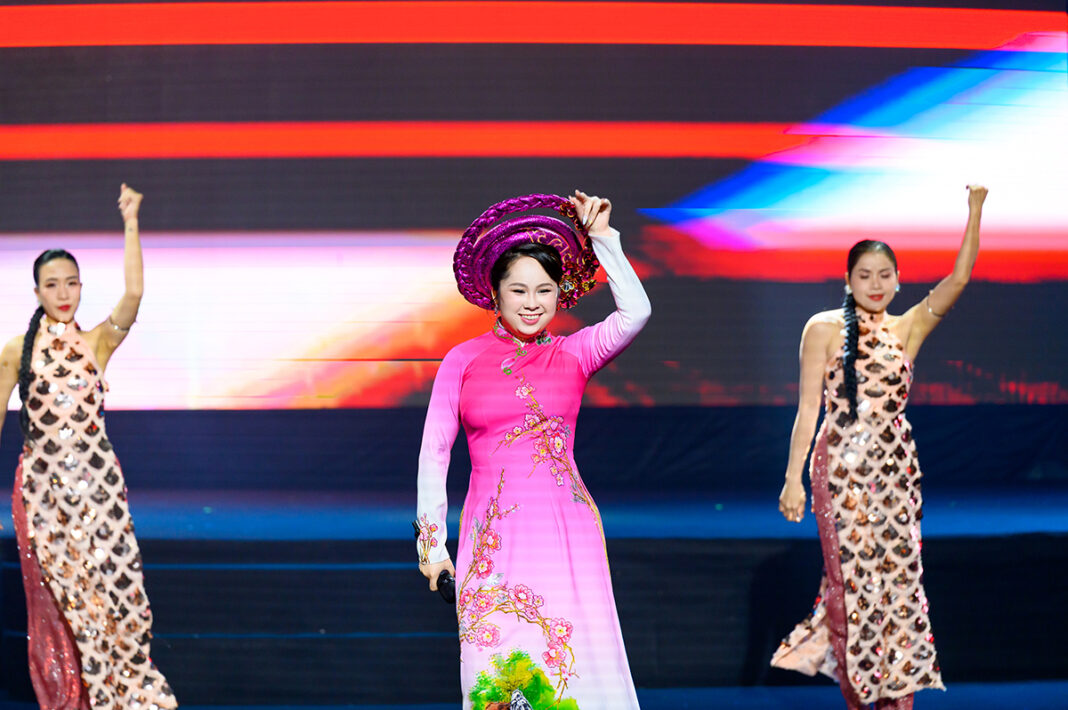 Victoria Nguyễn ghi dấu ấn bằng tiết mục đậm chất Việt trên sân khấu hoa hậu