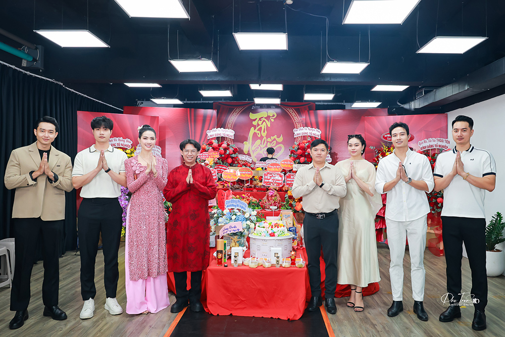 Đạo diễn Tạ Nguyên Phúc cùng nghệ sĩ, người mẫu hội ngộ trong ngày Giỗ Tổ sân khấu